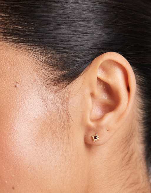 Kingsley Ryan – Pozłacane kolczyki wkrętki w kształcie gwiazdek z naturalnymi czerwonym kamieniem