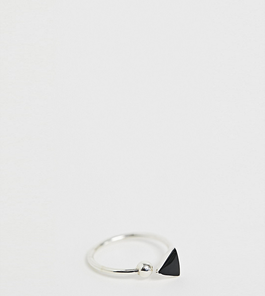 Kingsley Ryan – Ring i äkta silver med svart triangel