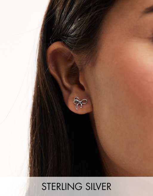Kingsley Ryan – Silverfärgade stiftörhängen med rosetter i sterlingsilver