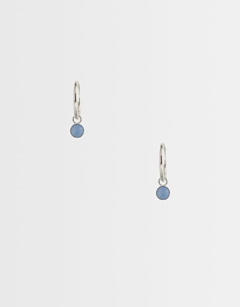 Kingsley Ryan - Sølvfarvede hoop-øreringe med hængende blå smykkesten - view 1