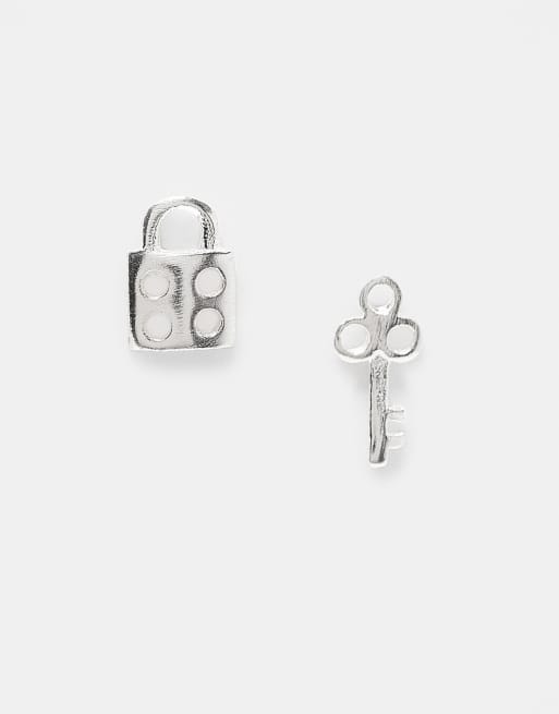 Kingsley Ryan – Stiftörhängen i sterlingsilver med hänglås och nyckel