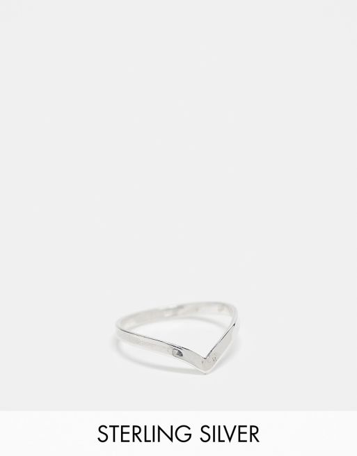 Kingsley Ryan – V-formad ring i sterlingsilver, 2 mm