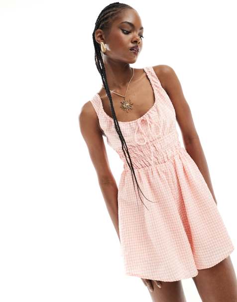 Kiss The Sky - Gerimpelde playsuit met gingham ruit in wit en roze - view 1