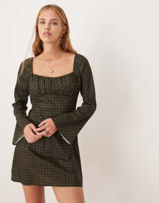 Kiss The Sky - Minikleid in Waldgrün mit Punktemuster