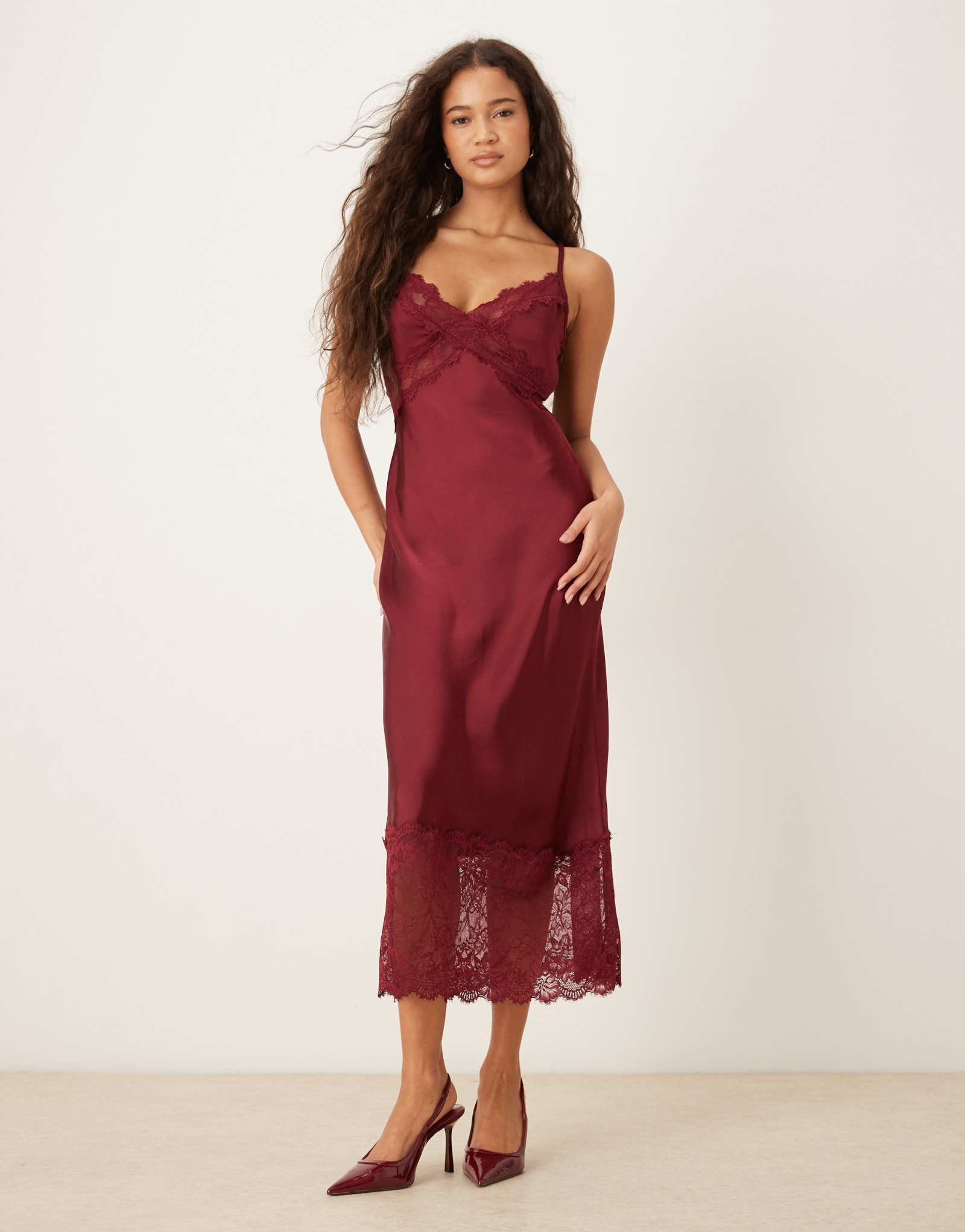 Атласное платье midaxi с кружевной отделкой Kiss The Sky бордового цвета