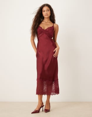 Kiss The Sky - Satin-Midaxikleid in Burgunderrot mit Spitzendetail