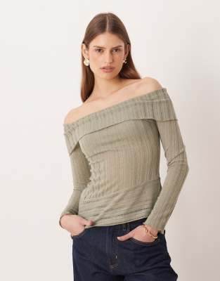 Kiss The Sky - Schulterfreies, langärmliges Oberteil aus Feinstrick in Salbeigrün