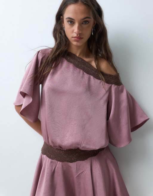 Kiss The Sky schulterfreies Satin-Minikleid mit Spitzendetails in Pink, 2 von 5