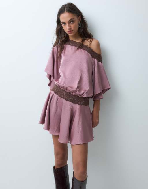 Kiss The Sky schulterfreies Satin-Minikleid mit Spitzendetails in Pink, 3 von 5