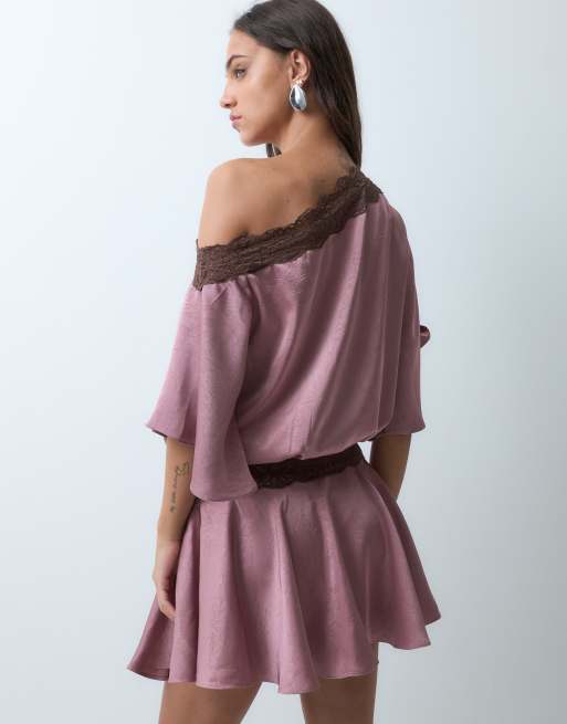 Kiss The Sky schulterfreies Satin-Minikleid mit Spitzendetails in Pink, 5 von 5