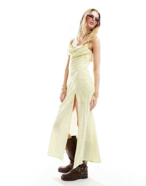 Kiss The Sky – Träger-Maxikleid in Zitronengelb mit Blumenmuster und Wasserfallausschnitt