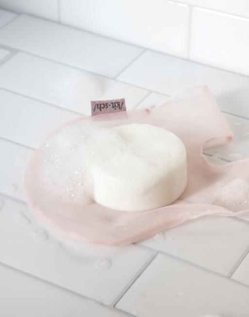 https://images.asos-media.com/products/kitsch-rpet-bottle-free-beauty-bar-shampoo-bag-blush/23923162-2?$n_640w$&wid=513&fit=constrain