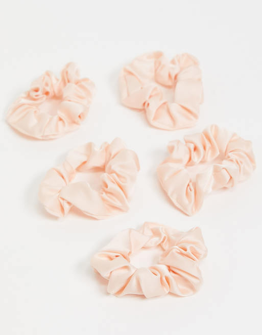 Kitsch - Set van 5 satijnen scrunchies in beigeroze, 3 van 4