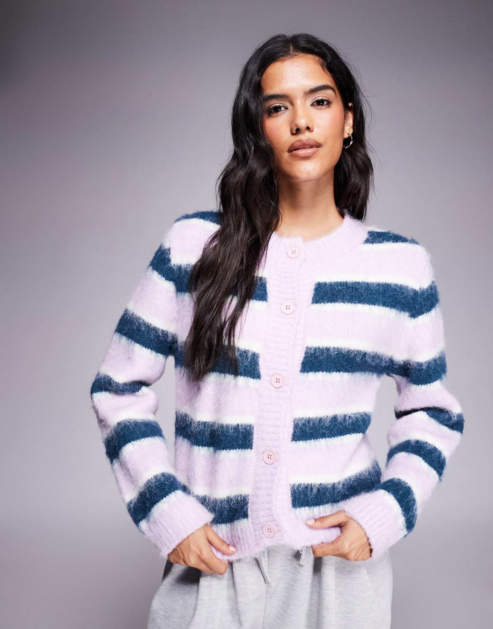 Kiwi & Co Darling - шерстяной кардиган пушистой вязки на пуговицах сиреневого и темно-синего цветов