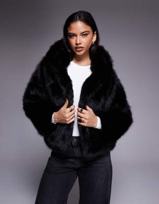 Kiwi & Co - Faye - Cropped-Jacke aus Kunstpelz in Schwarz mit Kapuze