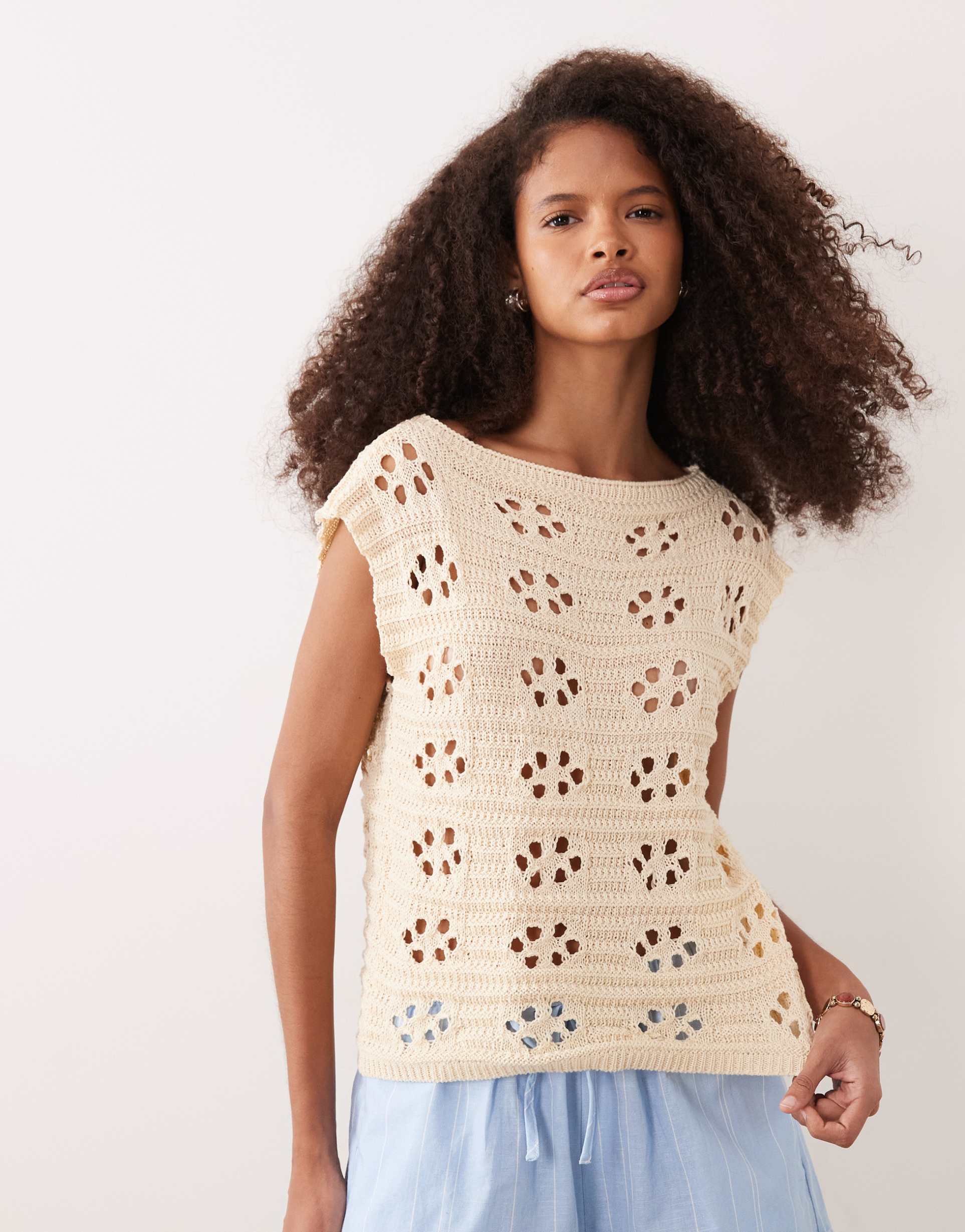 kiwi & co floral crochet cap sleeve top in cream