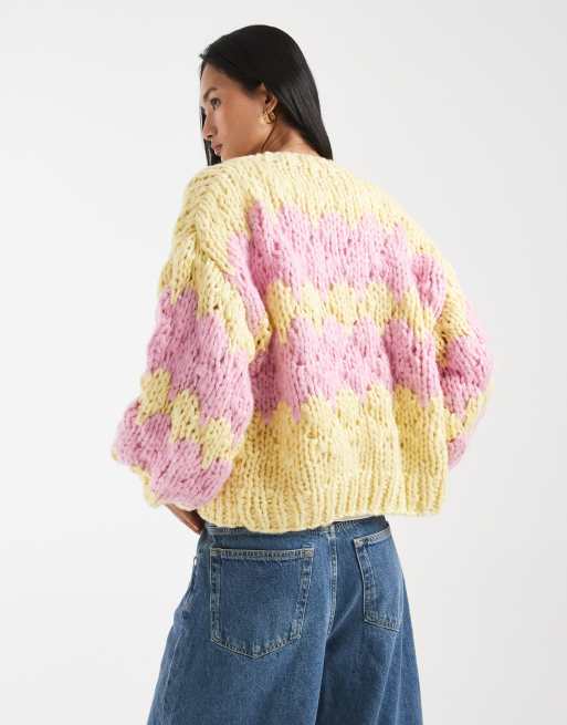 Kiwi & Co – Hugs & Kisses – Gul och rosa, handstickad, bubbelstickad kofta, 3 av 4