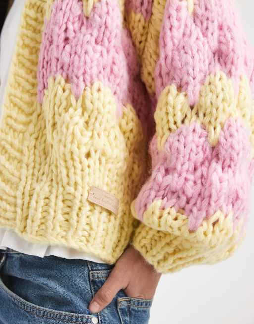 Kiwi & Co – Hugs & Kisses – Gul och rosa, handstickad, bubbelstickad kofta, 4 av 4