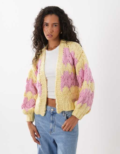 Kiwi & Co – Hugs & Kisses – Gul och rosa, handstickad, bubbelstickad kofta, 2 av 5