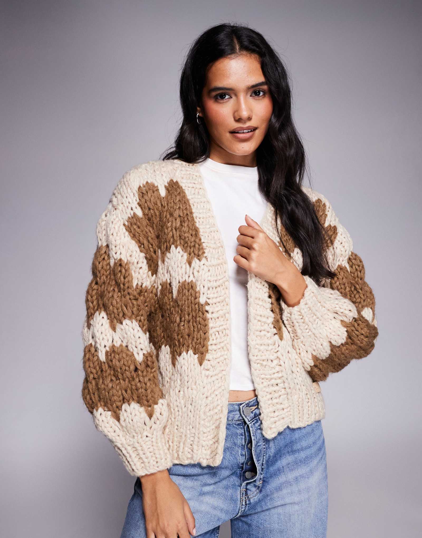 Кардиган ручной вязки с рукавами-шарами цвета мокко и коричневыми пузырчатыми полосками Kiwi &Co обнимает и целует