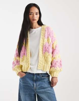 Kiwi & Co - Hugs & Kisses - Handgestrickte Strickjacke in Gelb und Rosa mit Noppenmuster-Bunt