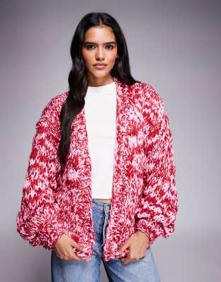 Kiwi & Co - Love Note - Handgestrickte, lockere Strickjacke in Rosa und Rot aus Mixgarn mit Ballonärmeln