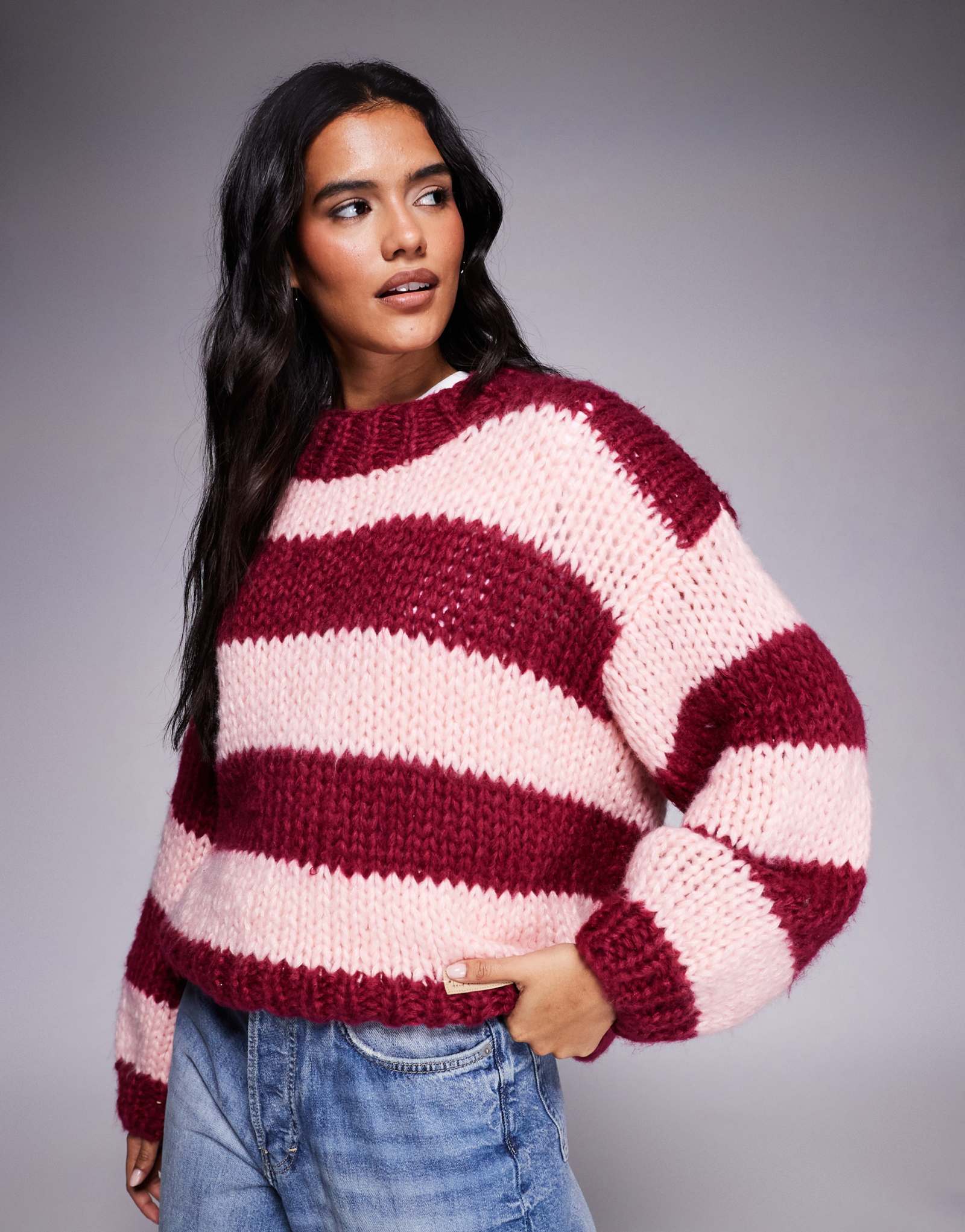 Свитер ручной вязки Kiwi &Co Lovebug с круглым вырезом и рукавами-шарами в розовую и бордовую полоску