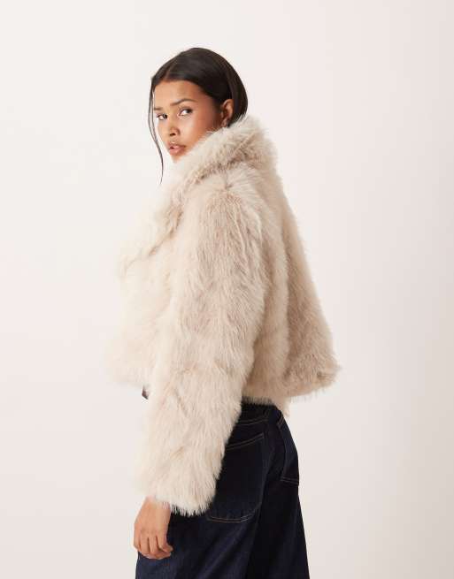 Kiwi & Co - Lyla - Cropped jack van imitatiebont met oversized kraag in crème, 3 van 4