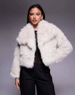 Kiwi & Co - Lyla - Cropped-Jacke aus Kunstpelz in Creme mit Oversize-Kragendetail-Weiß