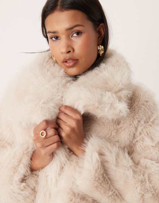 Kiwi & Co – Lyla – Gräddvit, kort jacka i fuskpäls och oversize med krage, 2 av 4