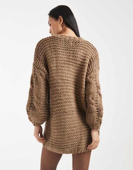 Kiwi & Co – Orla – Handgestricktes Mini-Pulloverkleid in Mokka mit Zopfmuster und Ballonärmeln, 2 von 4