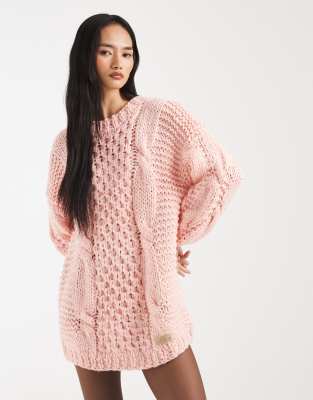 Orla - Robe pull courte oversize en maille torsadée à tricotée à la main - Rose S