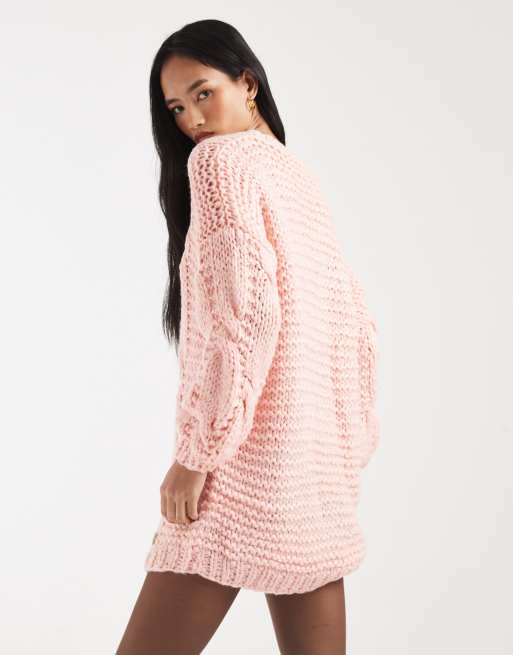 Kiwi & Co – Orla – Rosa, handstickad tröjklänning i minilängd och oversize med flätstickning, 2 av 4