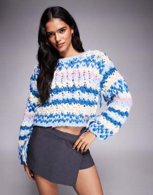 Kiwi & Co - Pixie - Handgestrickter Cropped-Fit-Pullover aus Grobstrick mit blauen Streifen und Fransendetails am Arm