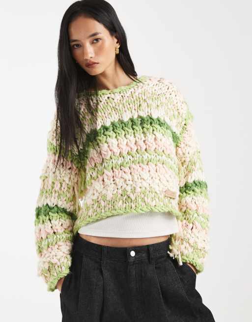 Kiwi & Co – Pixie – Handgestrickter Cropped-Pullover aus Grobstrick in Limettengrün und Rosa mit Wollanteil und Fransenärmeln, 2 von 5