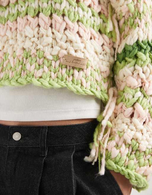 Kiwi & Co – Pixie – Handgestrickter Cropped-Pullover aus Grobstrick in Limettengrün und Rosa mit Wollanteil und Fransenärmeln, 5 von 5