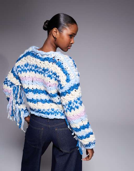 Kiwi & Co - Pixie - Pull court en laine chunky mélangée tricoté à la main avec franges sur les manches et rayures - Bleu, 4 de 4