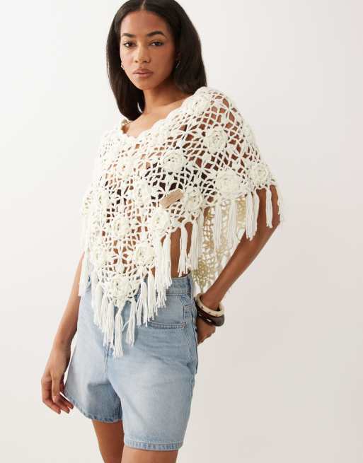 Kiwi & Co – Schulterfreier, handgestrickter Poncho in Creme mit Fransen und gehäkeltem Blumendetail, 3 von 4