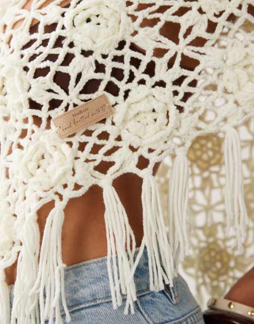 Kiwi & Co – Schulterfreier, handgestrickter Poncho in Creme mit Fransen und gehäkeltem Blumendetail, 4 von 4