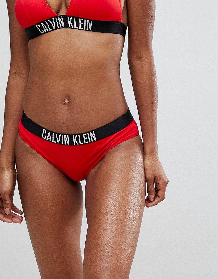 фото Классические плавки бикини с логотипом calvin klein-красный