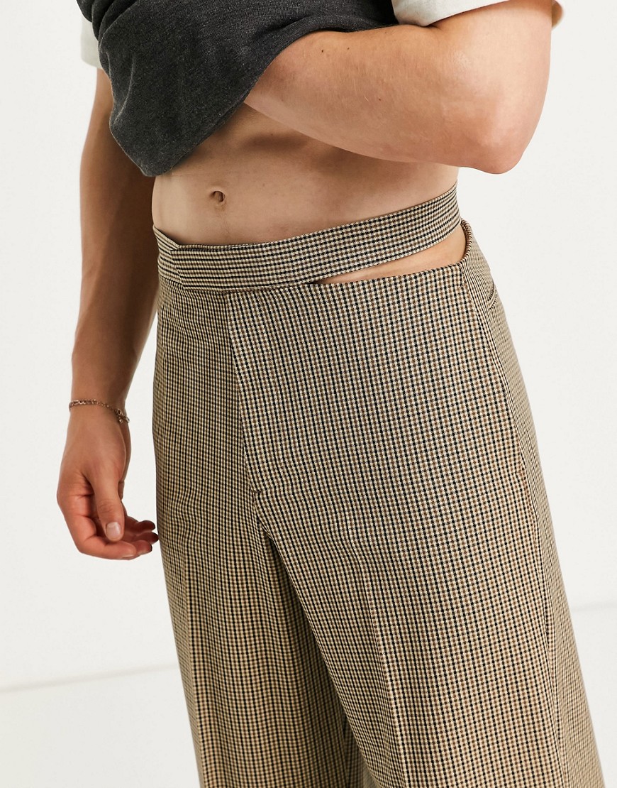 фото Классические широкие брюки с завышенной талией и вырезом в мелкую коричневую клетку asos design-коричневый цвет
