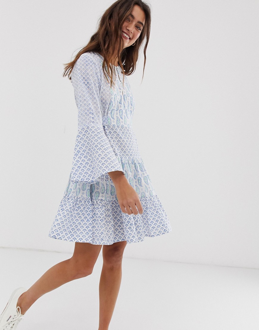Knælang kjole i blandet print fra People Tree-Blå