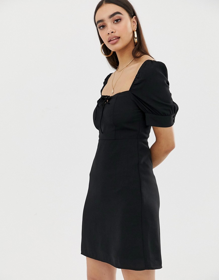 Knælang kjole med firkantet hals fra Fashion Union-Sort