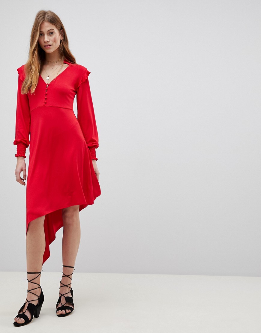 Knælang kjole med knapper, smock-manchetter og asymmetrisk kant fra ASOS-Rød