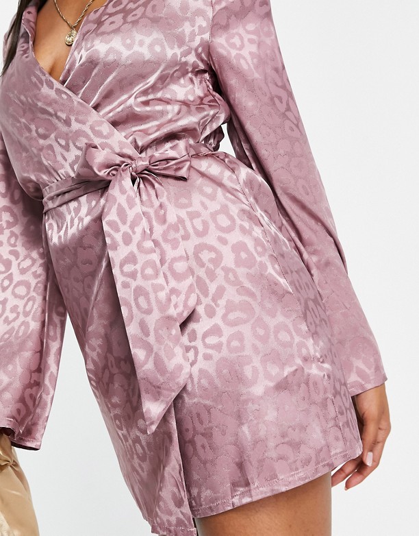 Koco & K – Jasnofioletowa kopertowa sukienka mini z rozszerzanymi rękawami i wypalanym wzorem FioletoworÓżowy Moda 