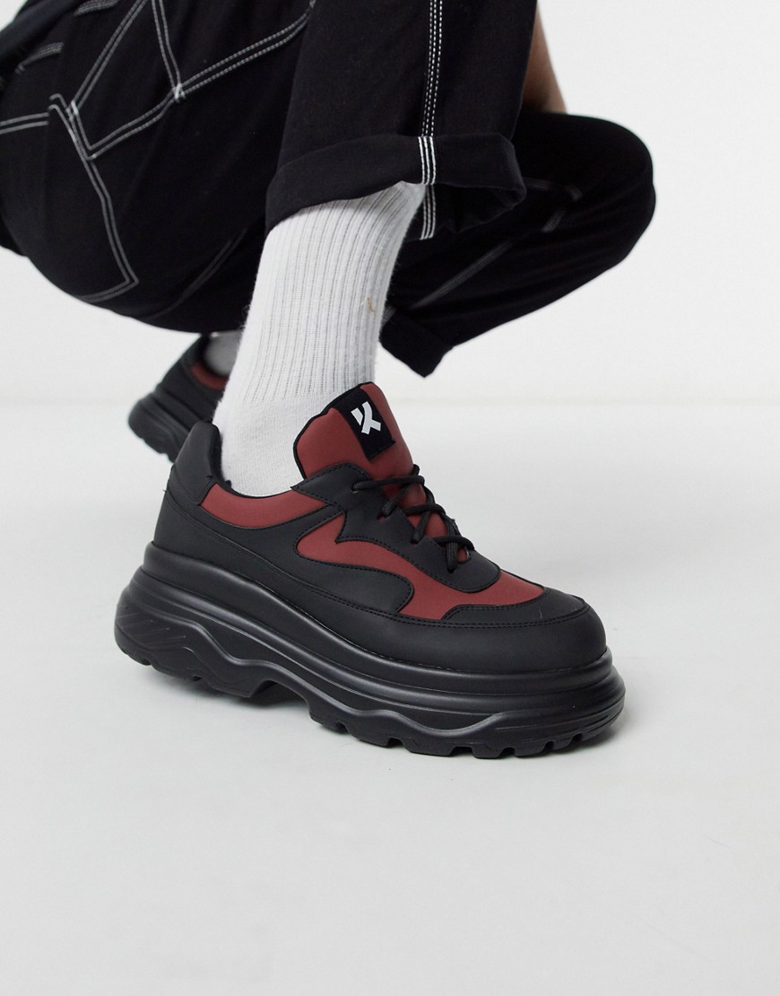 Koi Footwear – Gyoubu – Svarta och röda sneakers i veganläder med tjock sula