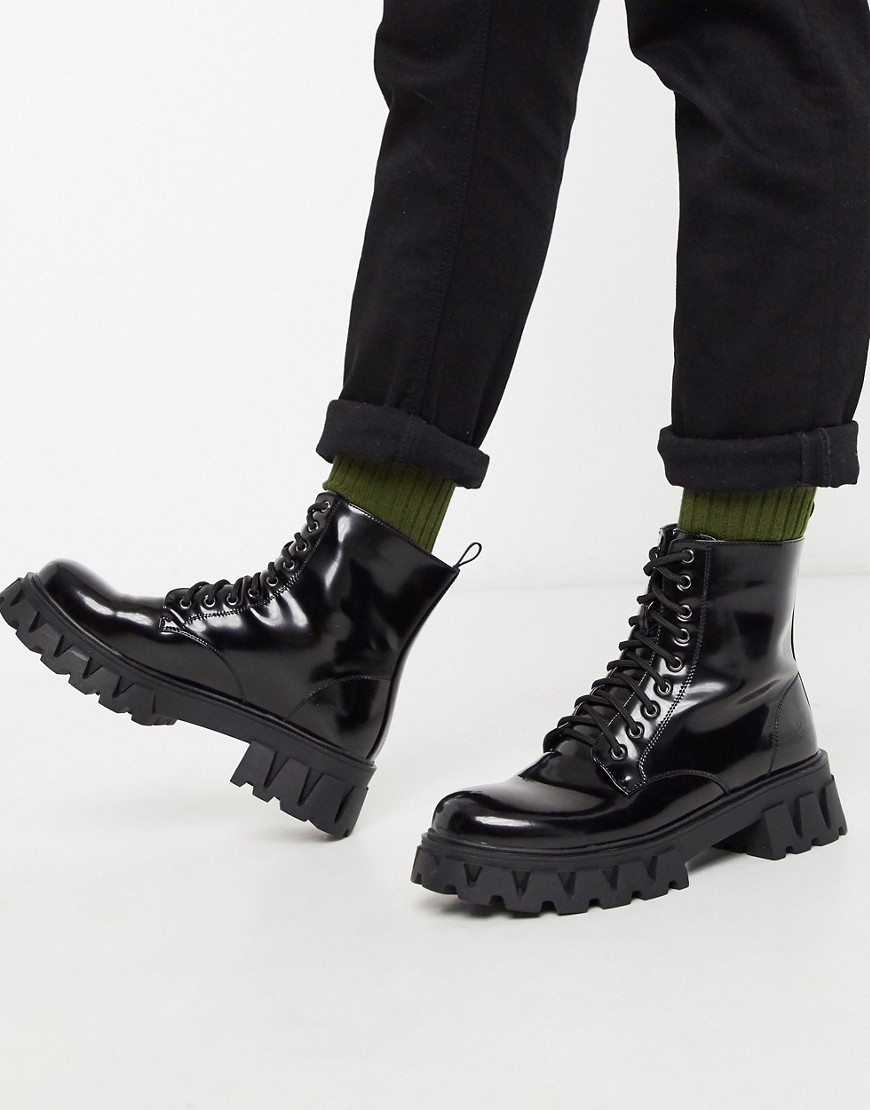 Koi Footwear – Svarta grova boots i veganläder med glansig finish