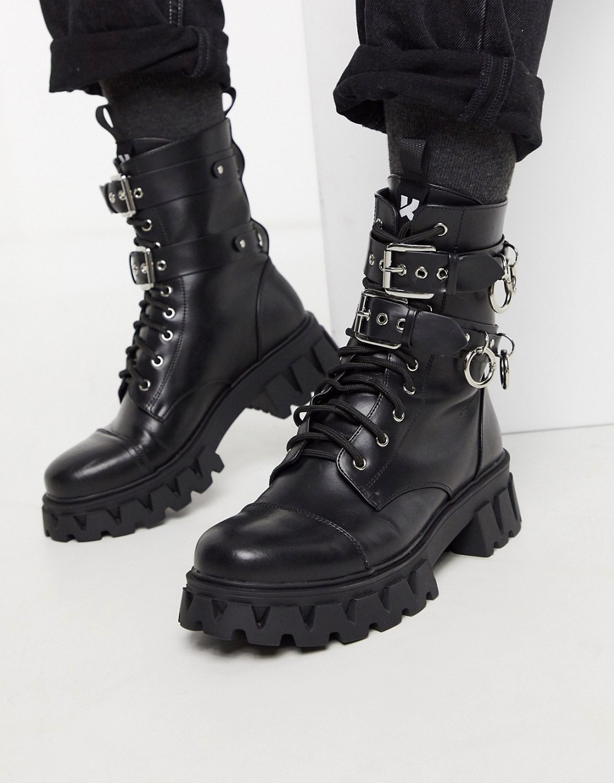 Koi Footwear – Svarta grova boots i veganläder med snörning och metallringar