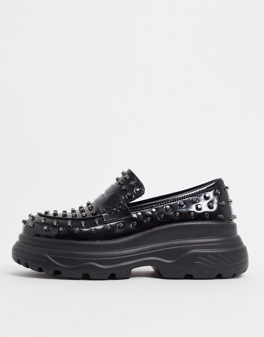 Koi Footwear – Svarta loafers med tjock sula och heltäckande nitar