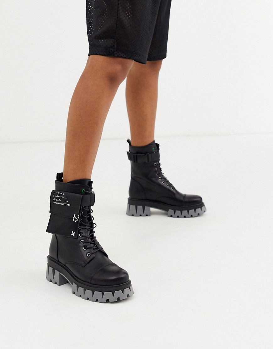 Koi Footwear - Vegan Banshee - sorte militærstøvler med snøre og høj grå sål